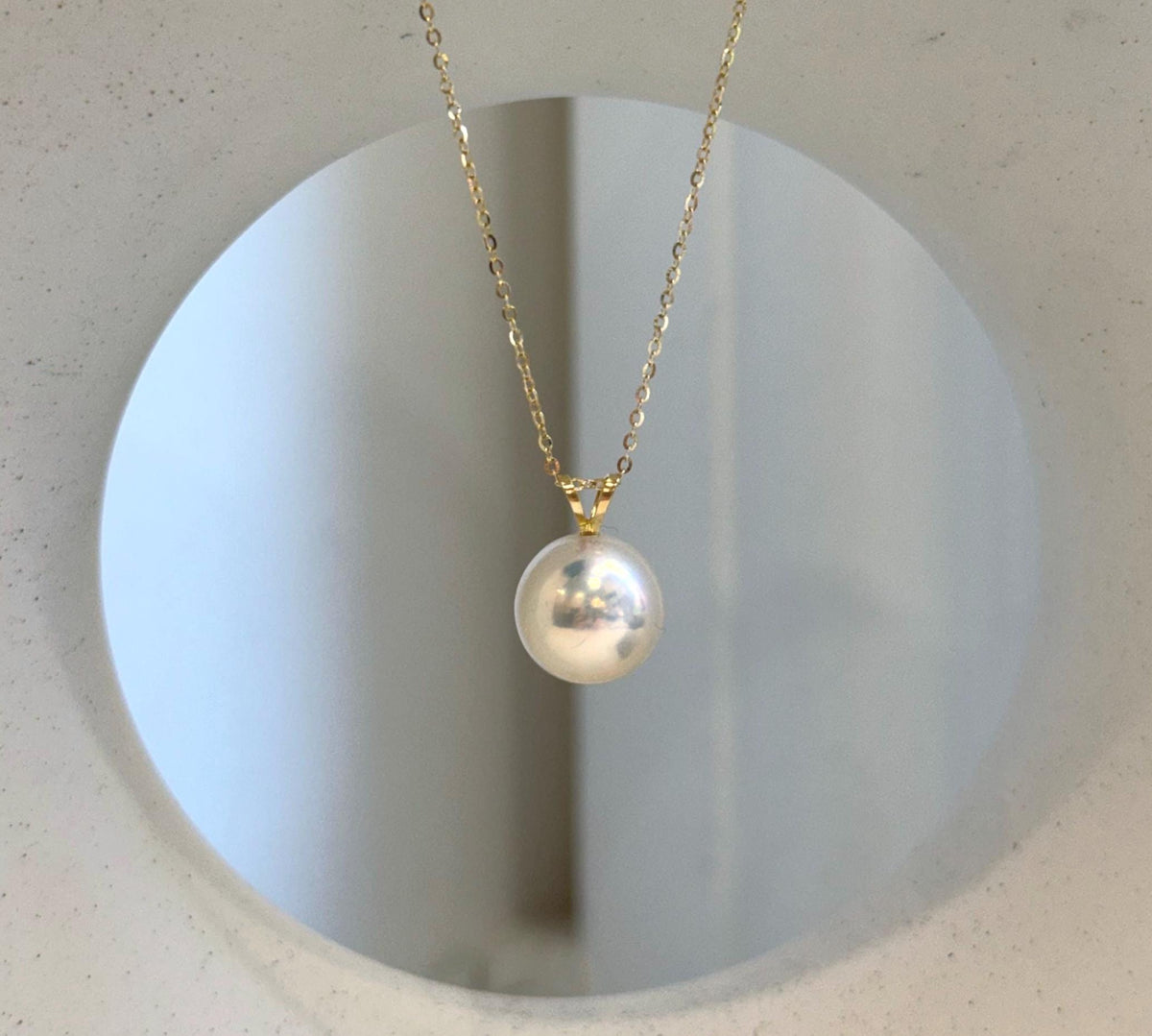 18K solid gold pendant showcasing an ivory champagne Edison freshwater pearl