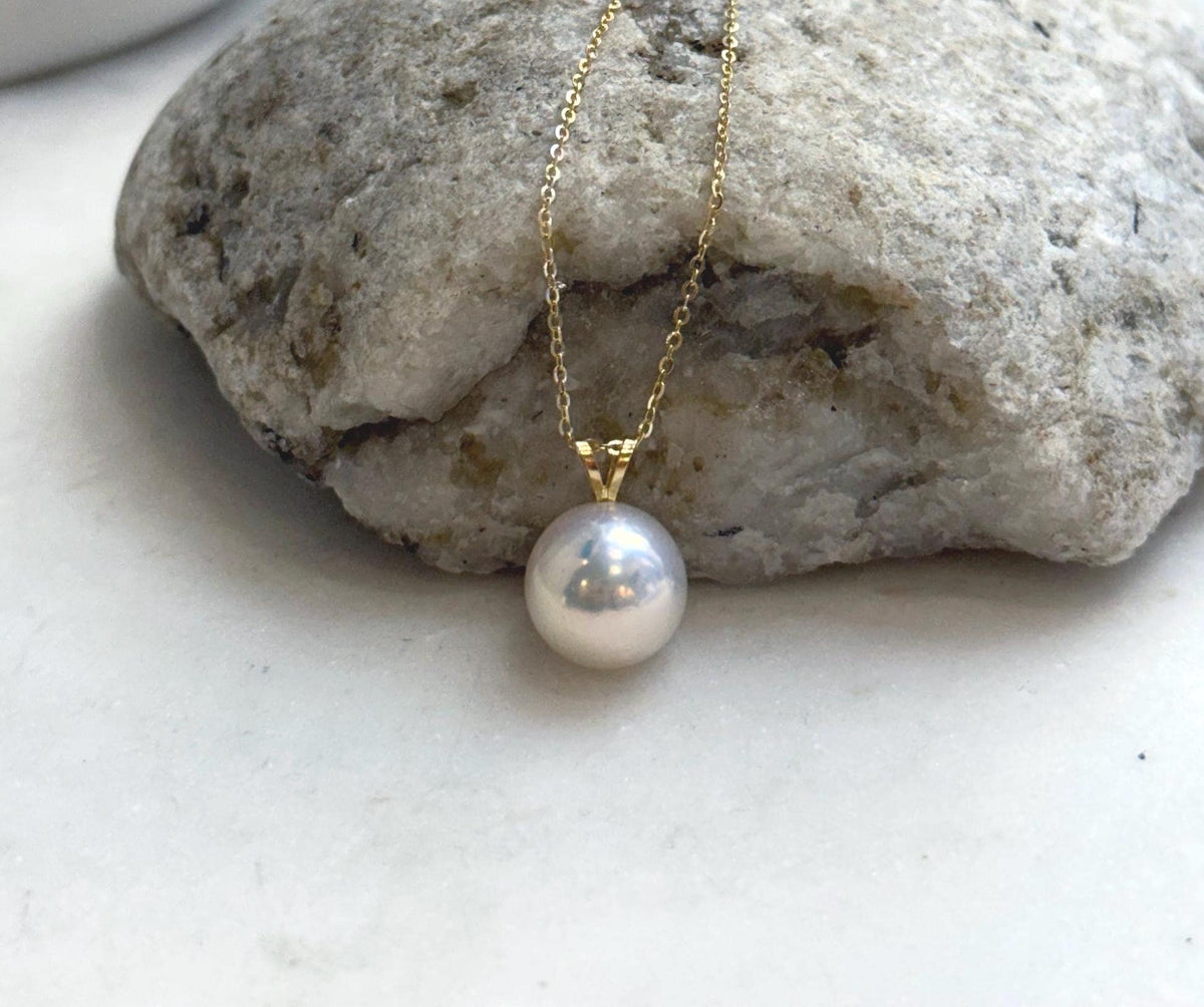 Close-up of an Edison pearl pendant with a lustrous ivory champagne surface