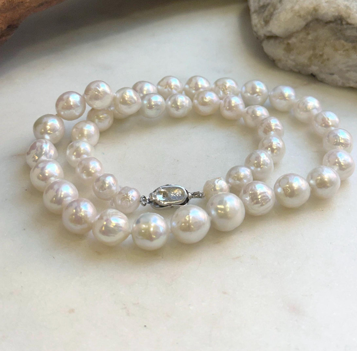 White freshwater pearl necklace with a polished S925 silver clasp
