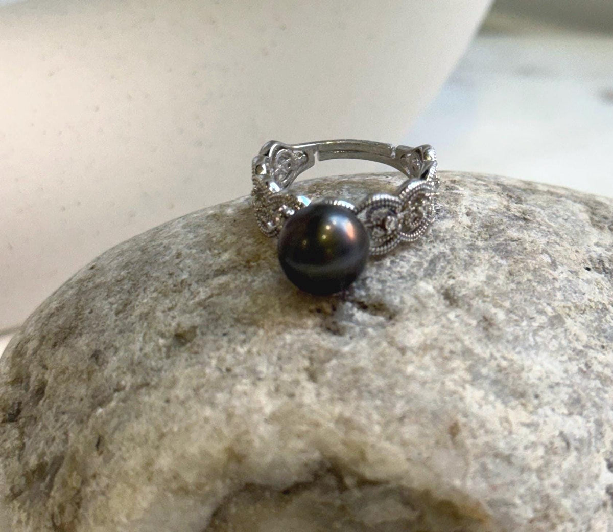 Mirror-luster Tahitian pearl ring in black platinum with a gold-plated setting