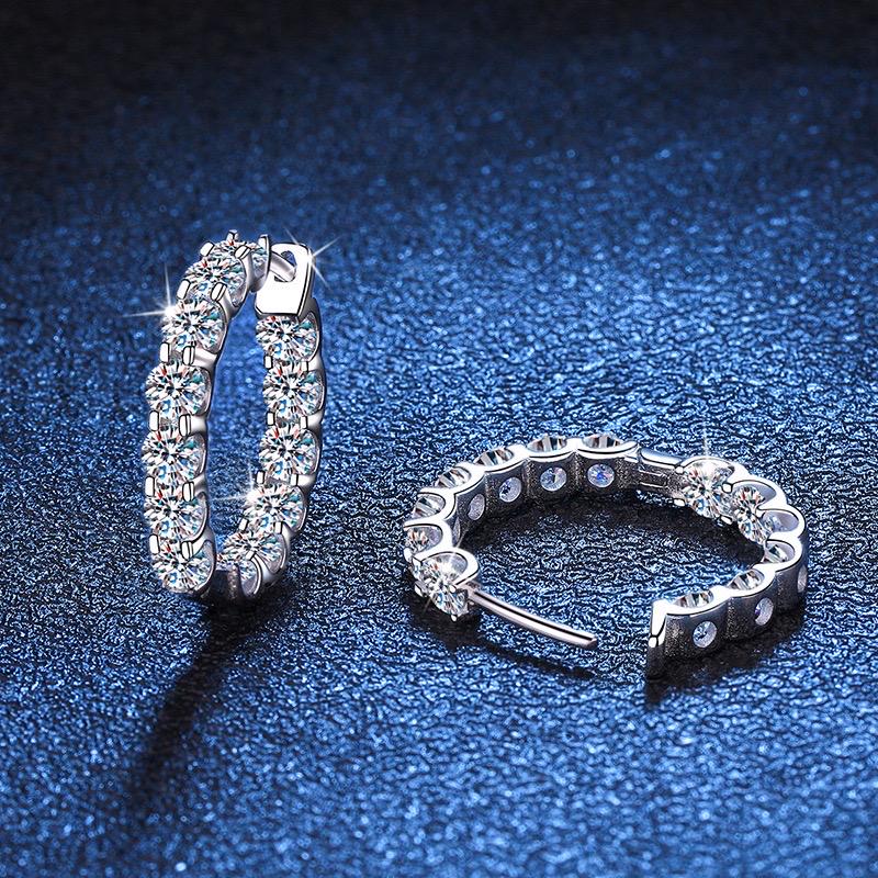 Round brilliant moissanite stones set along the front and inner back.