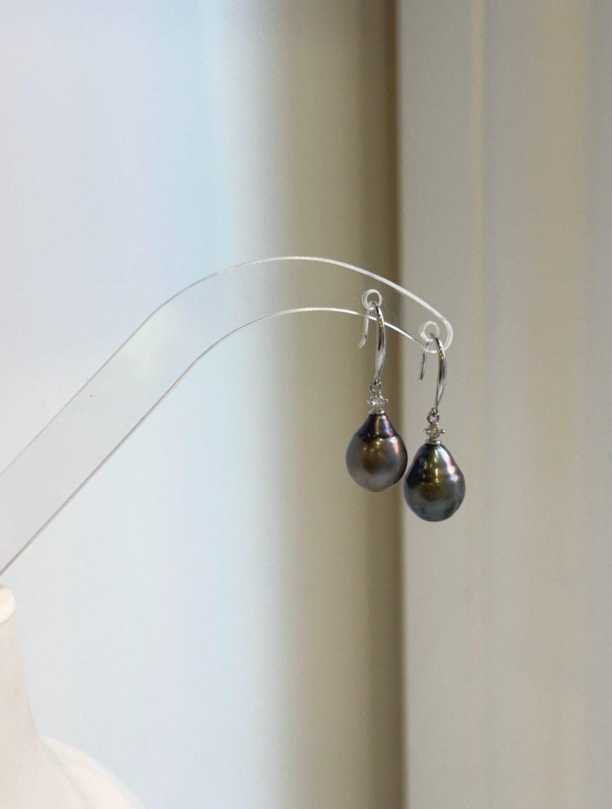 Hunter brown Tahitian pearl earrings with 9.6mm saltwater pearls and S925 silver hooks.