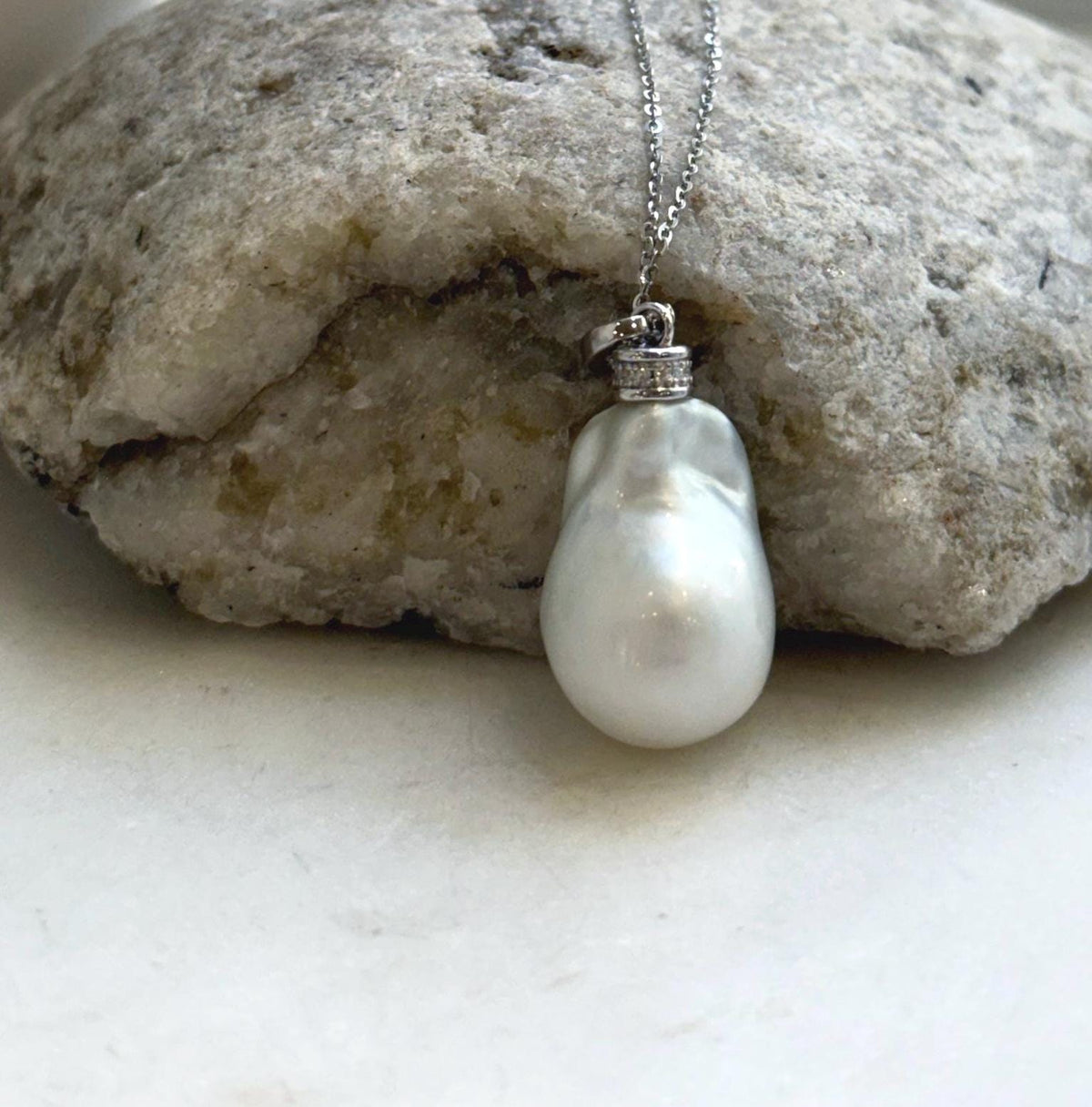 White silver Australian ocean pearl set in an S925 sterling silver pendant.