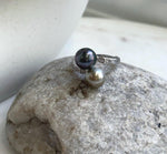 Adjustable Tahitian pearl ring combining two taupe green pearls with S925 silver.
