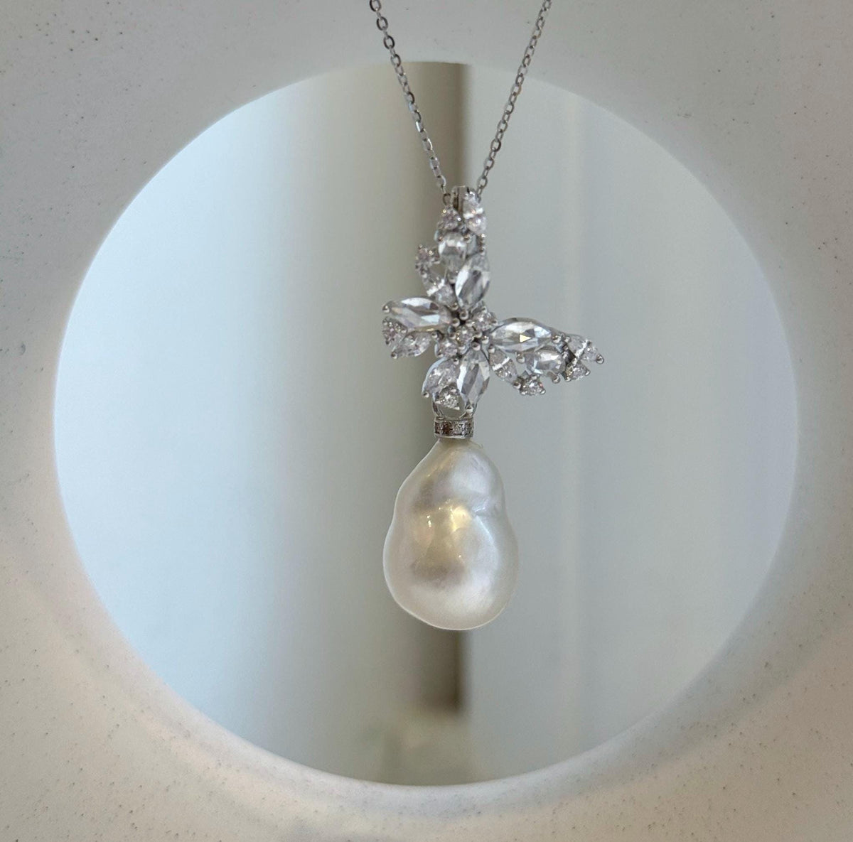 4.1cm butterfly pendant featuring a white ocean pearl and S925 silver.