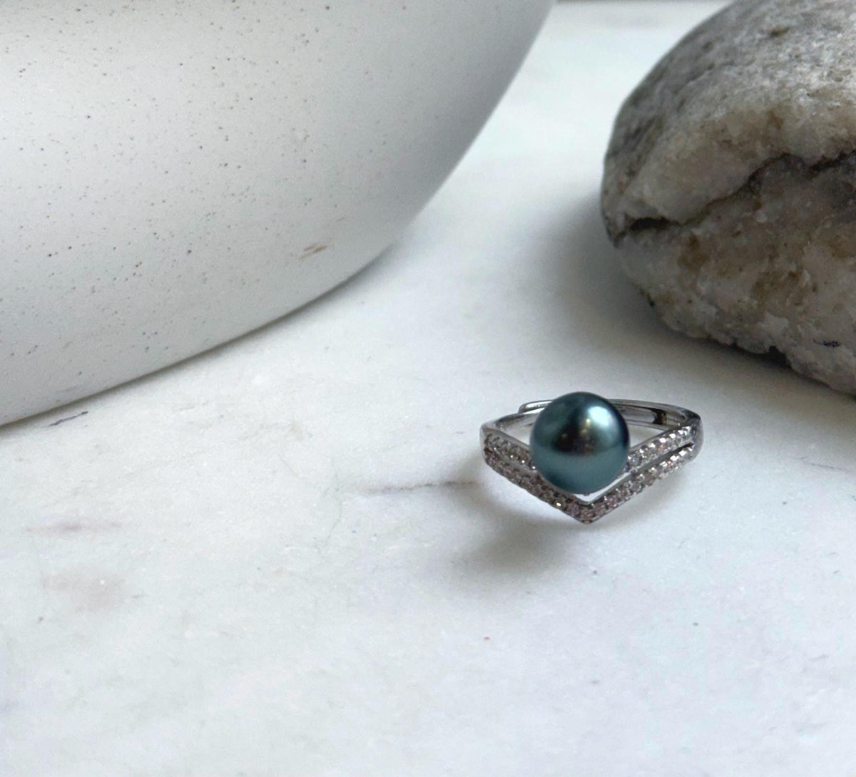 S925 silver ring featuring a lustrous Tahitian ocean pearl and clear accents.
