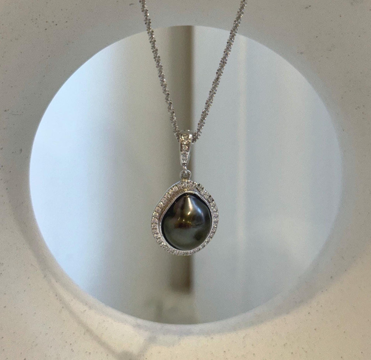 Elly’s Tahitian keshi pearl pendant with a sparkling halo and S925 sterling silver setting.