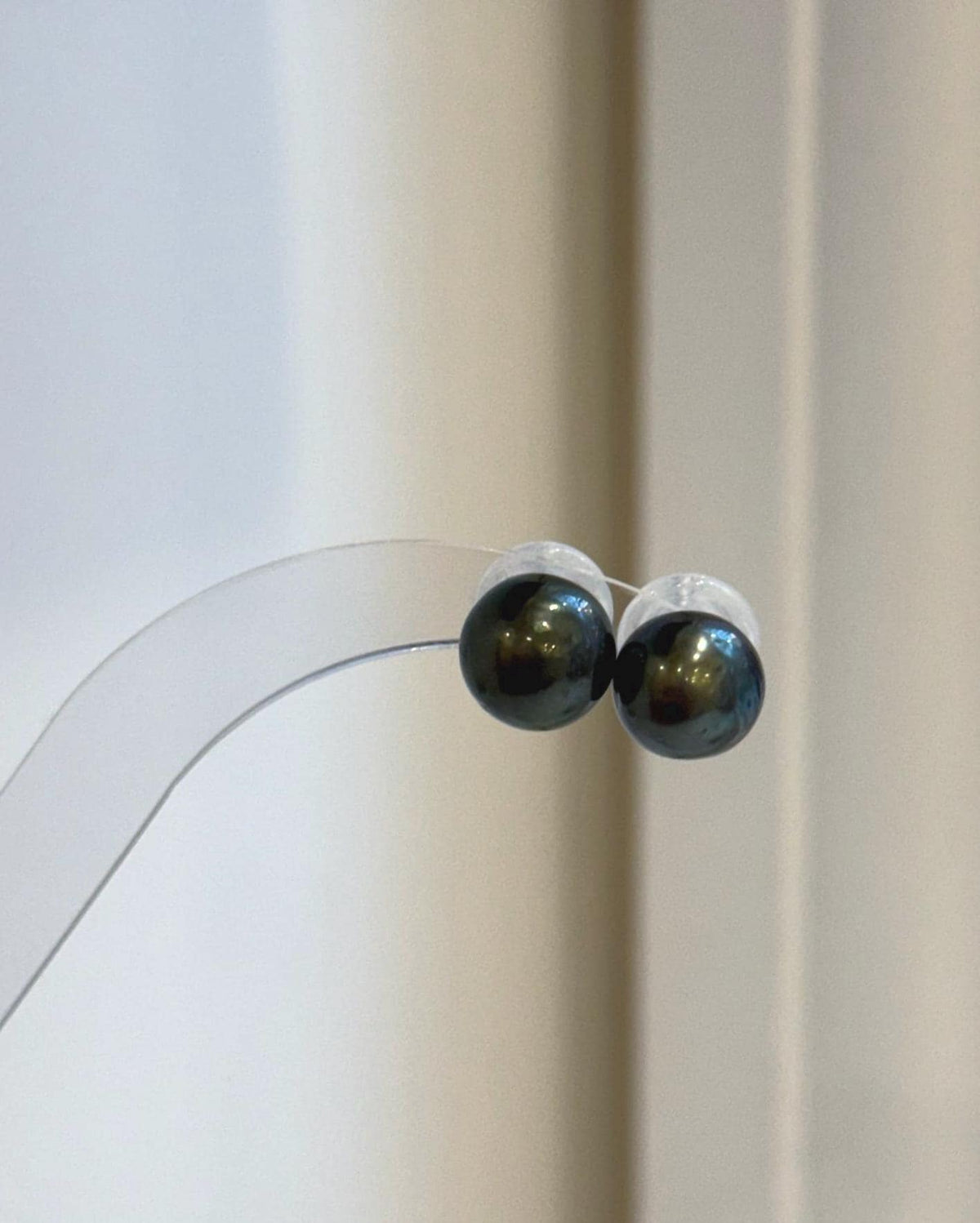 S925 sterling silver earrings featuring teardrop-shaped Tahitian saltwater pearls.