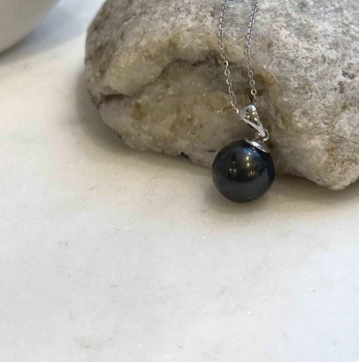 Genuine saltwater pearl pendant in piano black with a sleek sterling silver bail.