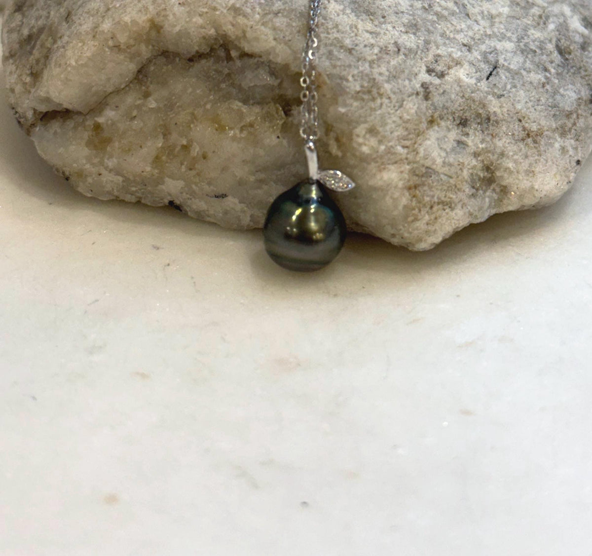 Dark Tahitian pearl necklace featuring green and gold reflections and an S925 sterling silver setting.