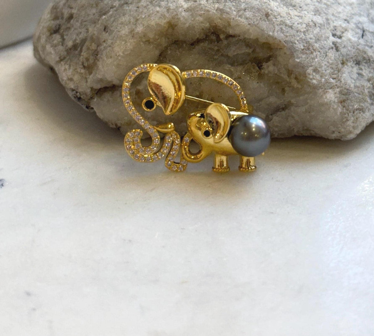 Tahitian pearl brooch pendant featuring a gold-tone mother and baby elephant design.