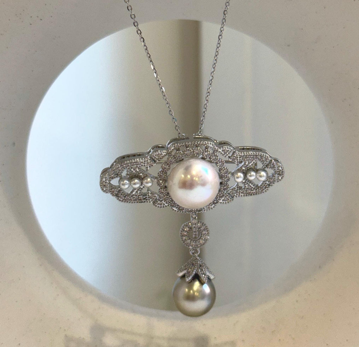 Elegant two-in-one pearl jewelry with a symmetrical vintage-inspired design