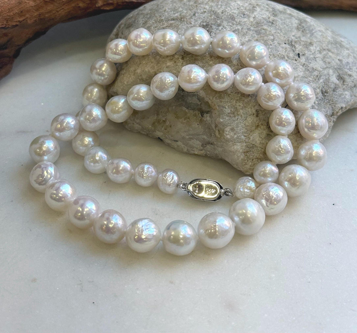 Elegant graduated pearl choker with reflective mirror luster