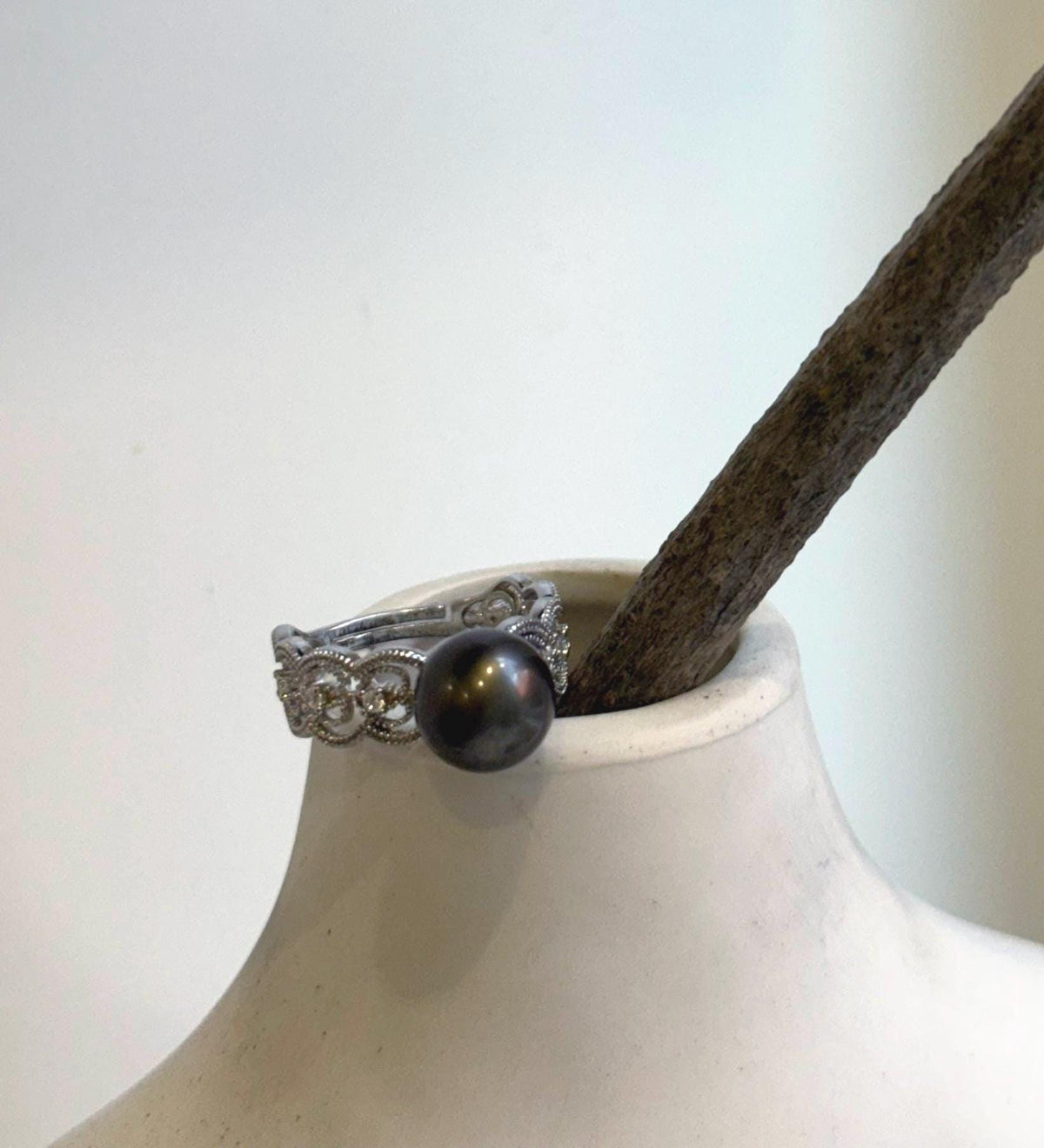 9.4mm Tahitian pearl ring with a black platinum tone and mirror luster