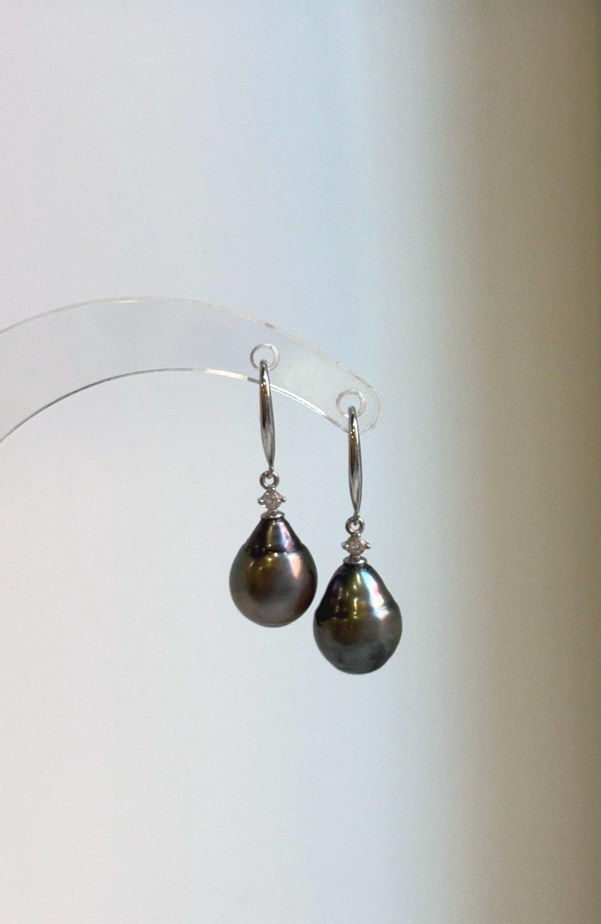 Elly’s 9.6mm hunter brown Tahitian pearl hook earrings in S925 sterling silver.