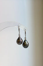 Elly’s 9.6mm hunter brown Tahitian pearl hook earrings in S925 sterling silver.