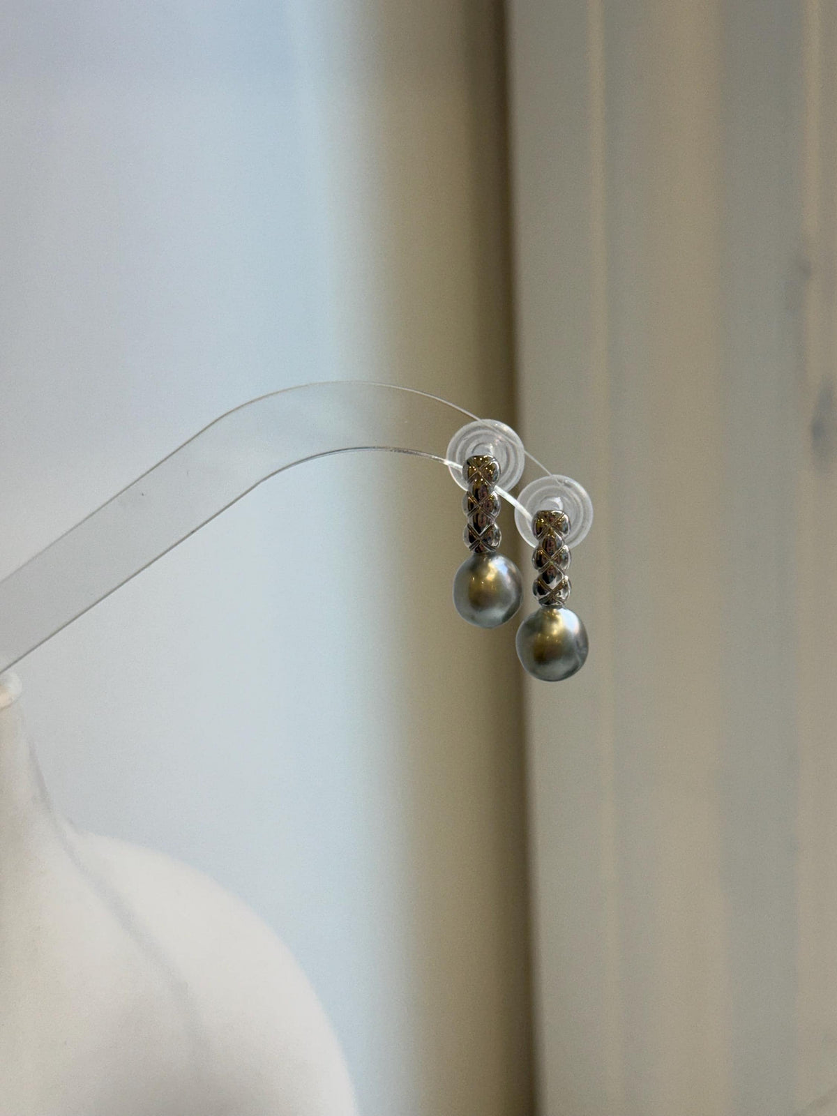 Lustrous 9mm gray pearls suspended from S925 sterling silver links with an overlapping ribbon design.