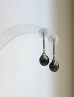Lustrous 9mm Hunter Ocean pearls paired with S925 sterling silver in a dangling earring design.