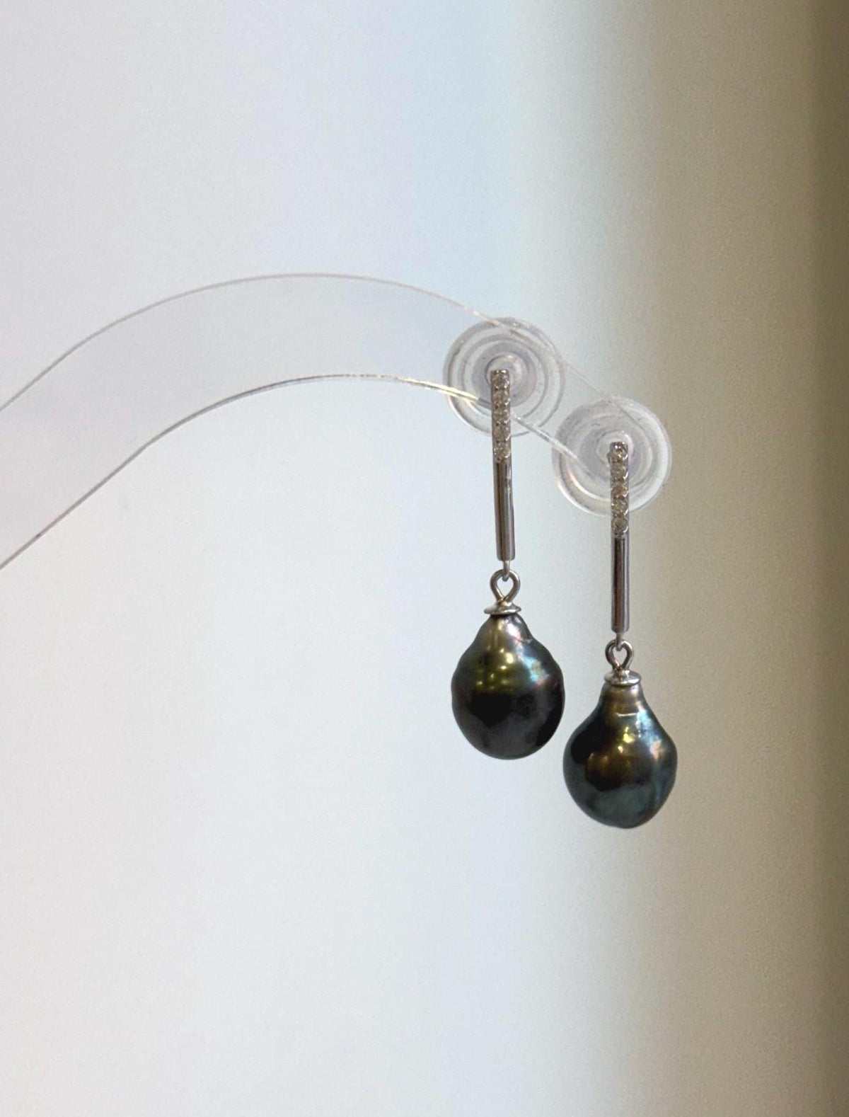 Lustrous 9mm Hunter Ocean pearls paired with S925 sterling silver in a dangling earring design.