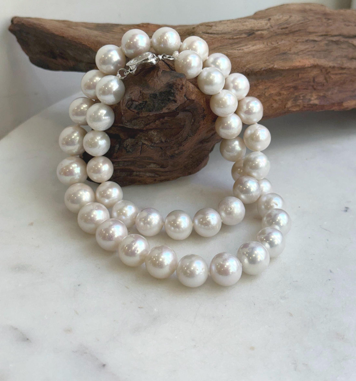 White round pearl necklace with a reflective finish and S925 silver clasp.