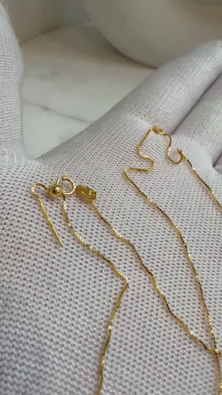 Not for seperate purchase!! 0.6mm thick s925 silver box chain necklace, adjustable size to 17.3”, with needle for floating pendant. Gold.