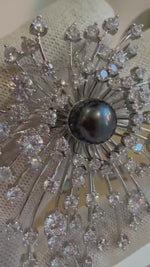 Elly’s Tahitian Ocean Pearl fireworks Brooch Pendant 2in1: Extreme luster, 9mm green black pearl, s925 silver chain not included.