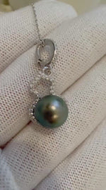 Elly’s 9.5mm Tahitian ocean pearl Gourd pendant: Extreme luster mirrored, peacock green, 2.7cm high, S925 silver pendant chain set.