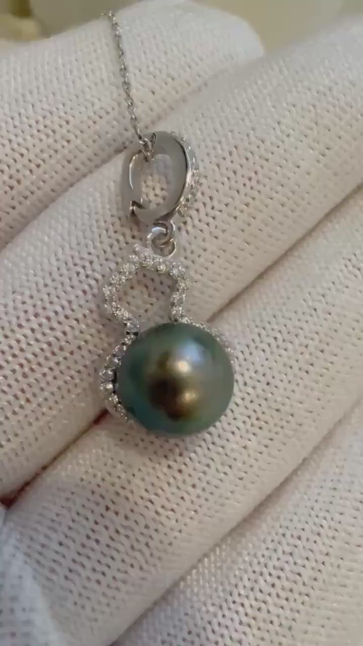 Elly’s 9.5mm Tahitian ocean pearl Gourd pendant: Extreme luster mirrored, peacock green, 2.7cm high, S925 silver pendant chain set.