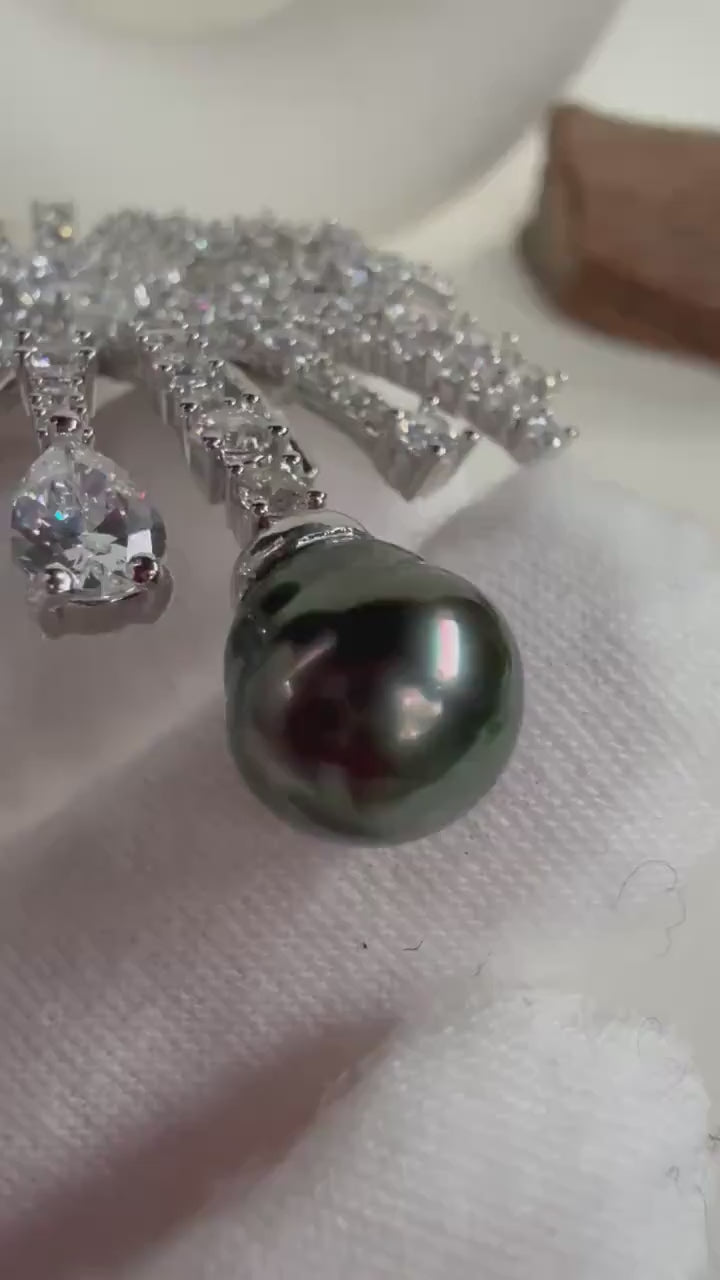 Elly’s Tahitian Ocean Pearl fireworks Brooch Pendant 2in1: Extreme luster mirrored, 9.8mm green black, s925 silver chain not included.