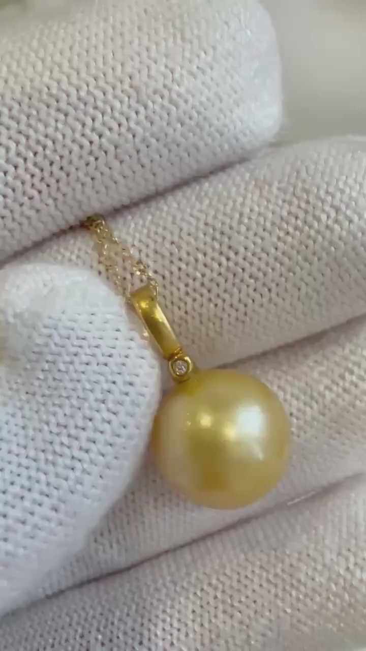 Elly’s Au750 18K Gold 11.4mm South Sea Deep Golden Ocean Pearl Pendant: Extreme luster mirrored, real gold pendant with diamond 0.01ct.