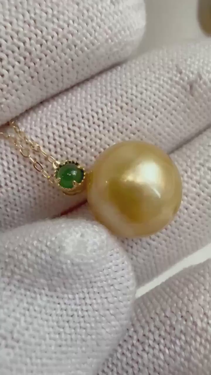 Elly’s Au750 18K Gold South Sea ultra Golden Ocean Pearl Pendant: 12.3mm, Extreme luster mirrored effect, Genius Green Jade.