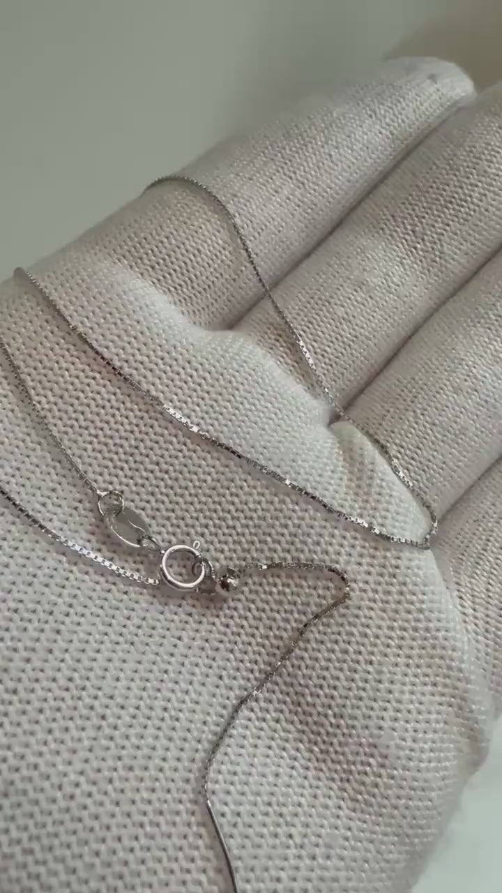 Not for seperate purchase!! 0.6mm thick s925 silver box chain necklace, adjustable size to 17.3”, with needle for floating pendant. Silver.