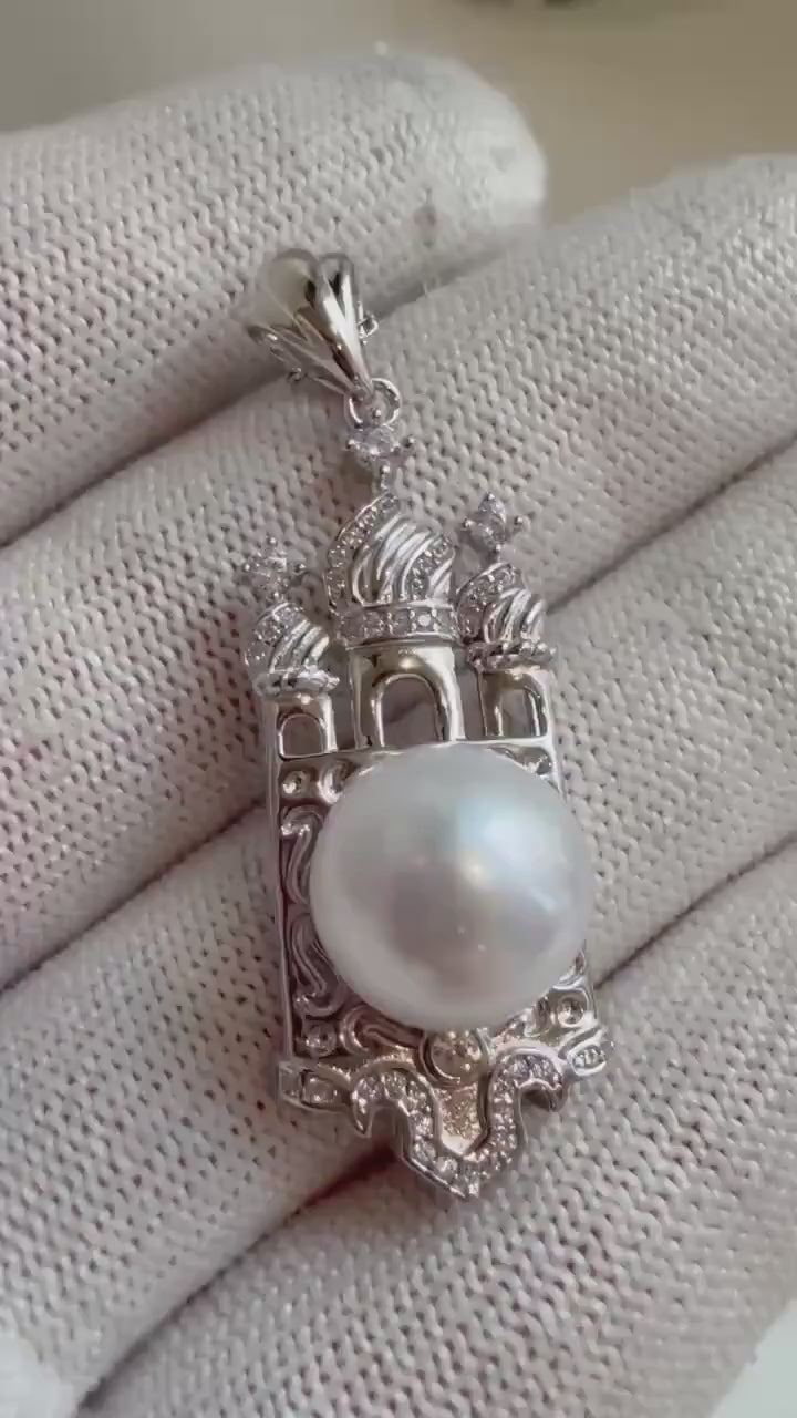 Elly’s 11mm White Edison Pearl pendant: Extreme luster mirrored, cold white pearl, 1.5x4.4cm, S925 silver pendant chain set.