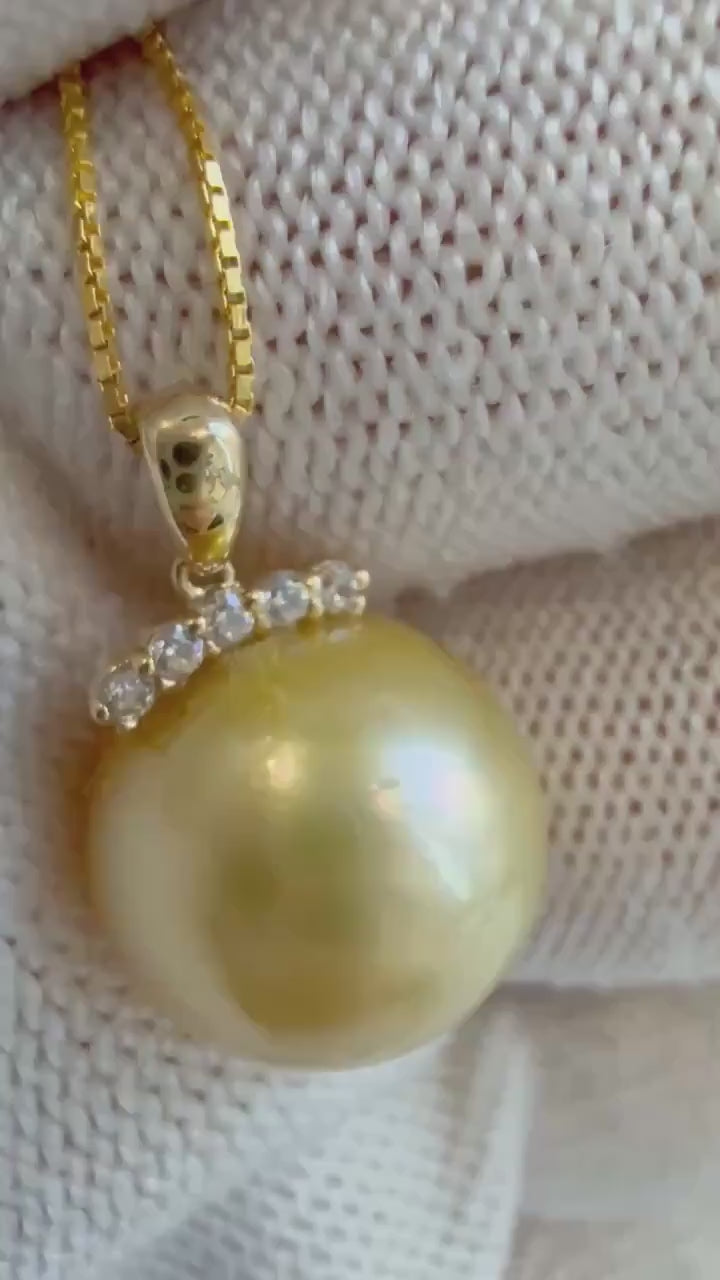 Elly’s 12.6mm Au750 18K Gold Genius South Sea ultra Golden Ocean Pearl Pendant: Extreme luster mirrored, 1.6cm high, 18K real gold pendant.