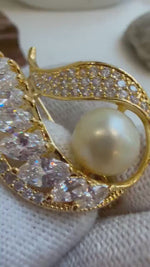 Elly’s South sea golden pearl vintage brooch pendant 2in1: Extreme strong luster mirrored, 9.3mm, s925 silver chain not included.