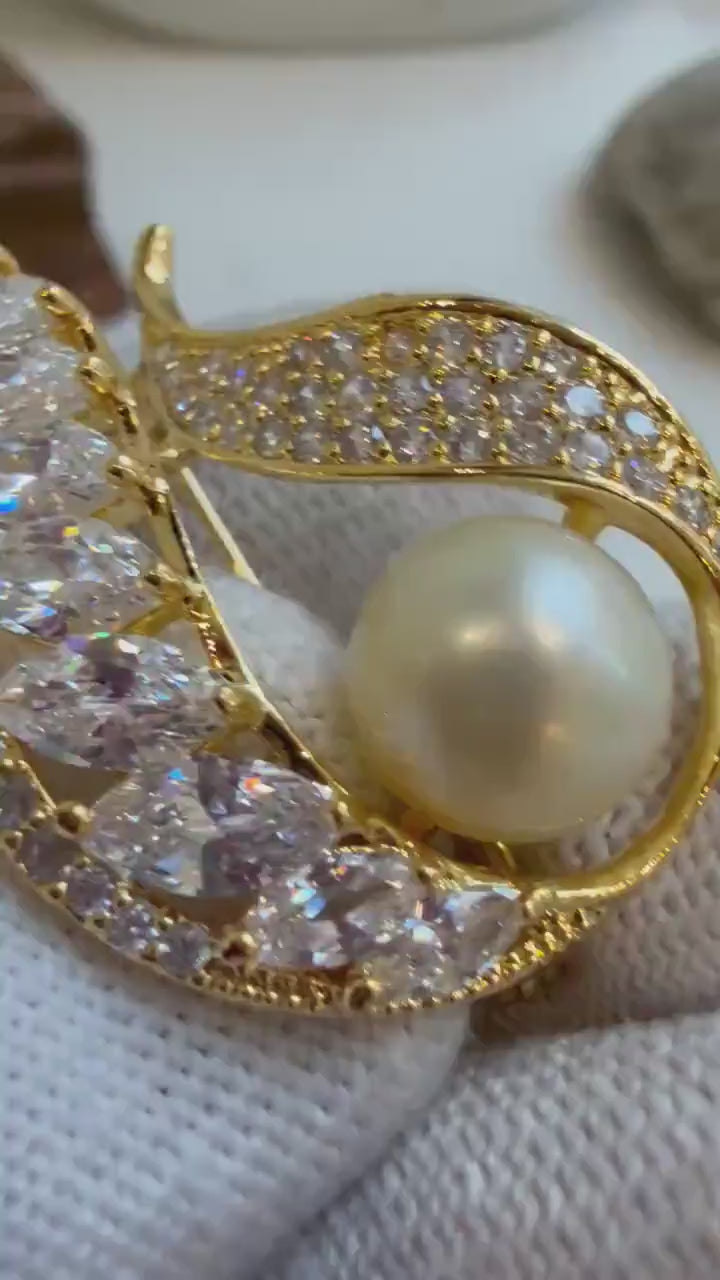 Elly’s South sea golden pearl vintage brooch pendant 2in1: Extreme strong luster mirrored, 9.3mm, s925 silver chain not included.