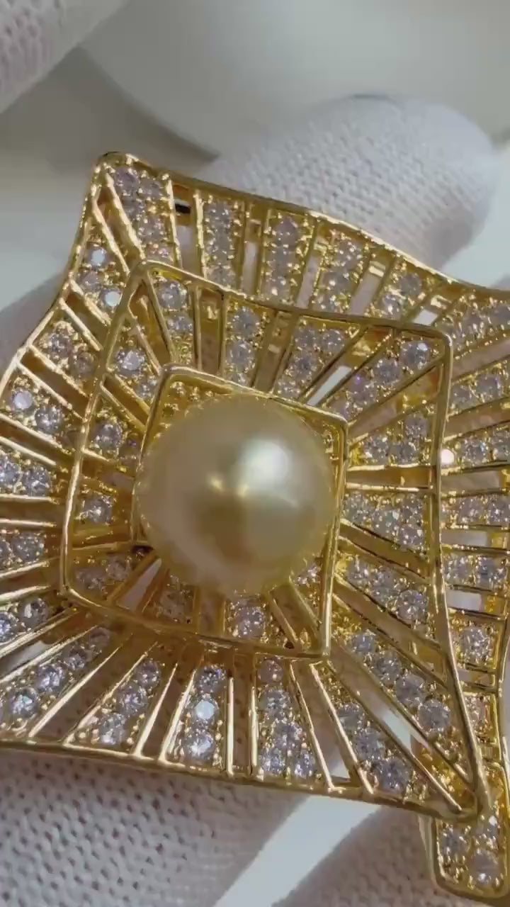 Elly’s South Sea ultra Gold Pearl Vintage Brooch Pendant 2in1: Extreme luster, 10.1mm Pearl, 3.5x3.8cm, s925 silver chain not included.