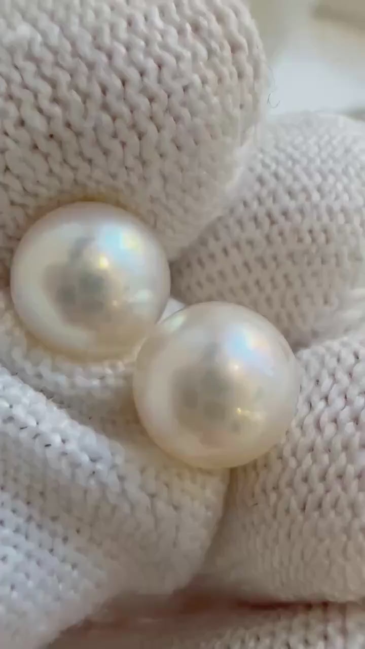 Elly’s Au750 18K Gold 8.2mm Akoya ocean pearls earrings: Extreme luster mirrored,