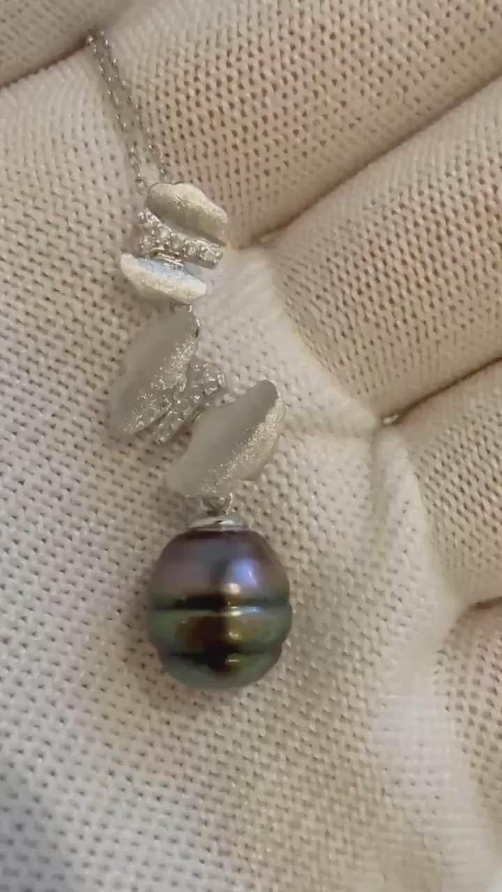 Elly’s 10mm Tahitian ocean butterfly pendant: Extreme luster mirrored, peacock green, 3.2cm high, S925 silver pendant chain set.