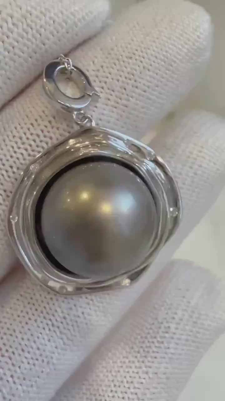 Elly’s 15.2mm Rare Huge Tahitian platinum Ocean Pearl pendant: Strong luster, S925 silver pendant chain set. Pearl jewelry idea.