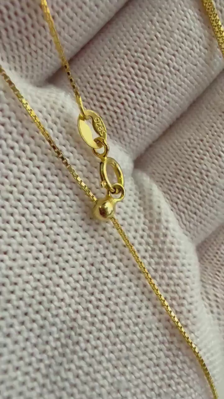Not for seperate purchase!! 0.7mm thick s925 silver box chain necklace, adjustable size to 20” long, with needle for floating pendant. Gold.