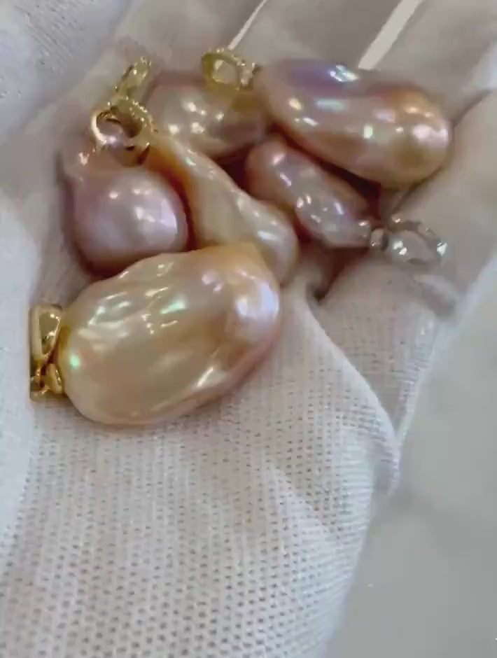 In sale Metallic baroque pendant with openable clip Pearl necklace daily office jewelry gift for her. Back is also clear as video showed.